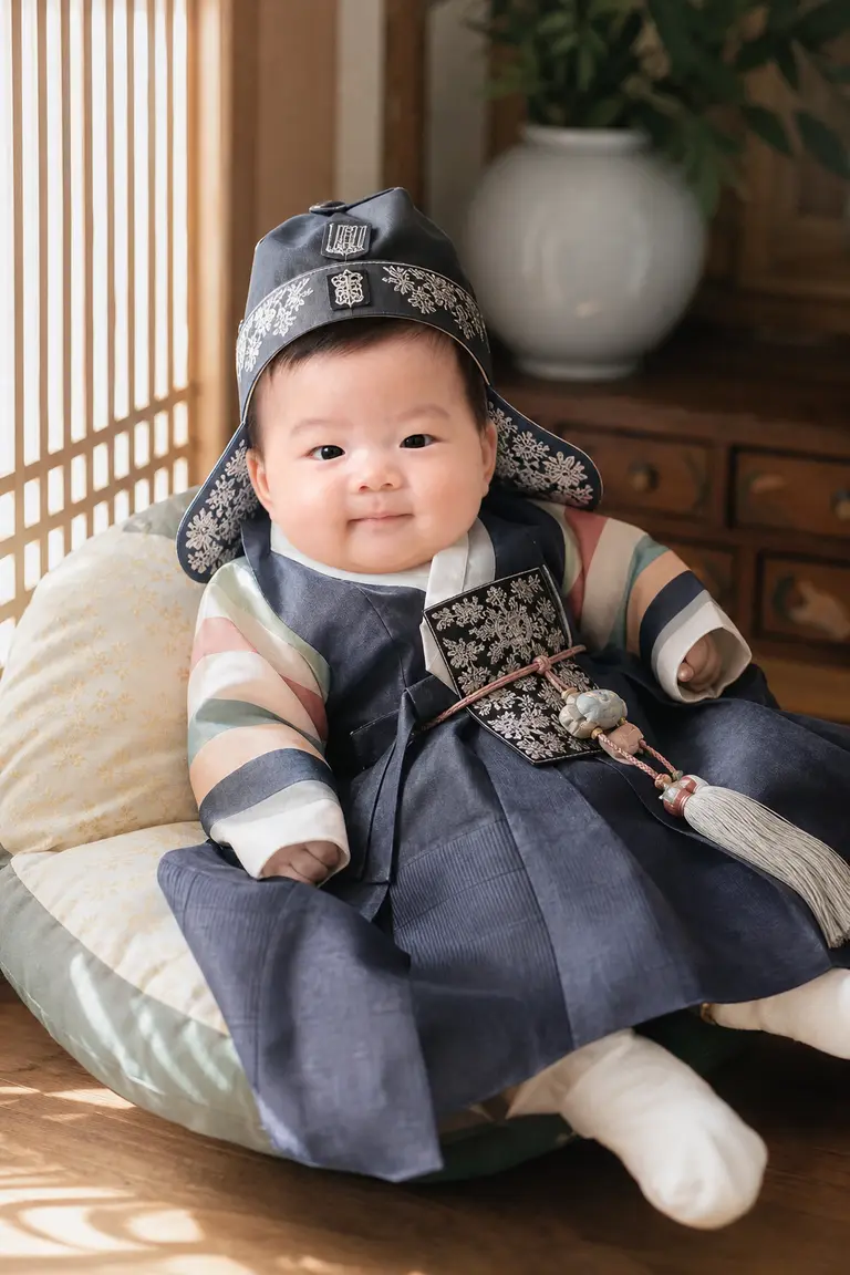 한옥 창살 자연광 백일