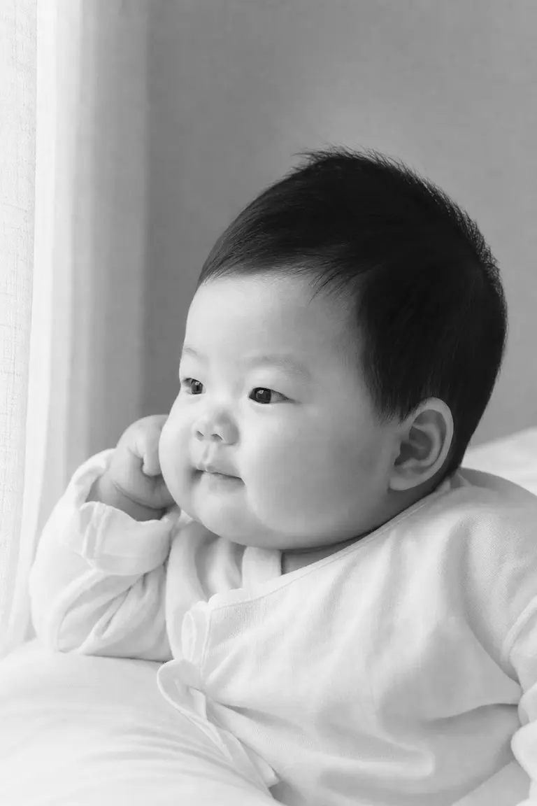 봄 창가 흑백 프로필