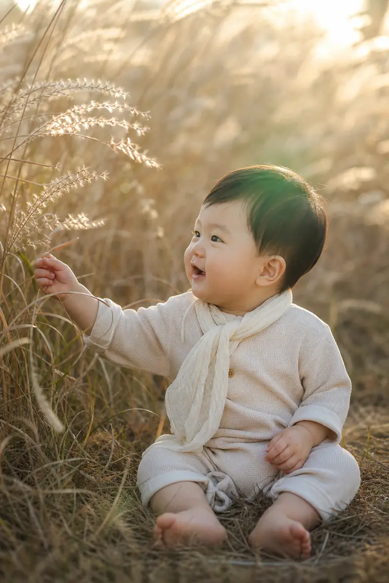 억새밭 역광 옆모습