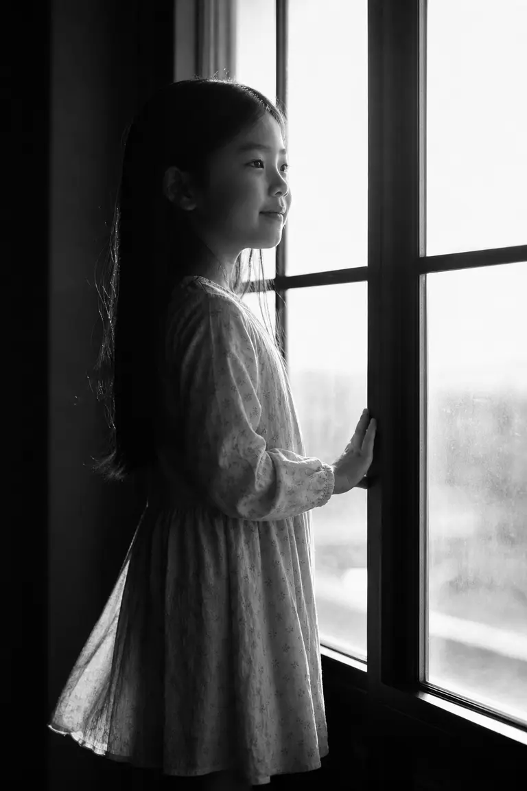 창가 역광 실루엣