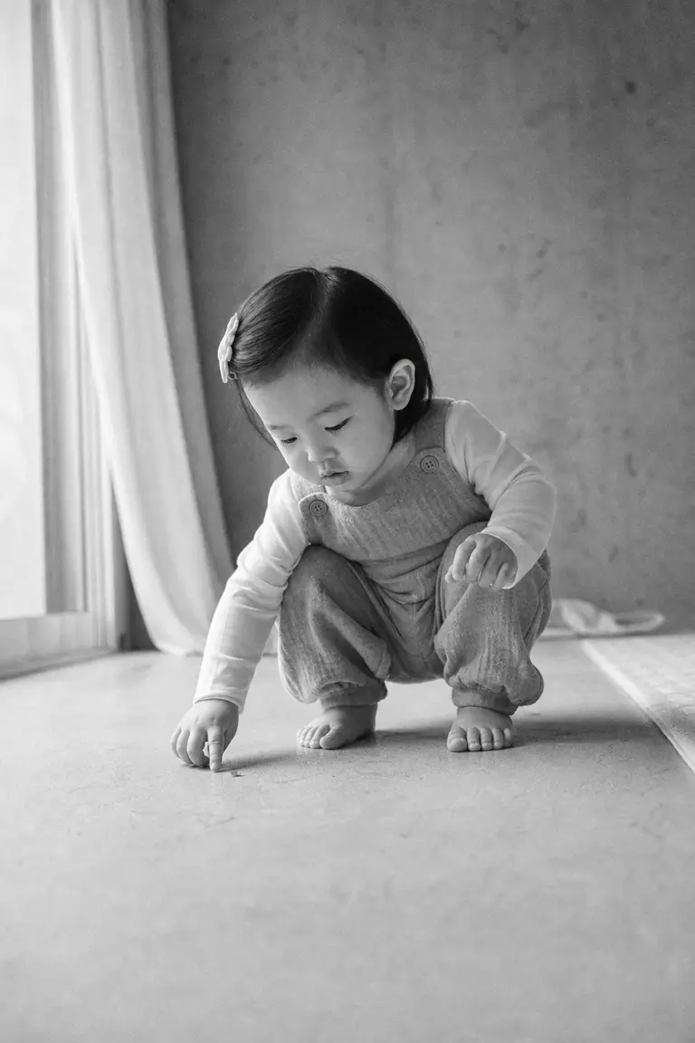 쪼그려 앉은 호기심 그레인