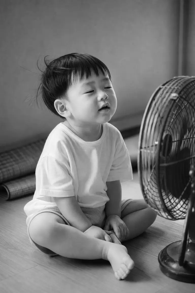 선풍기 앞 흑백 감성